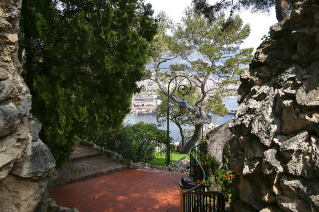 La Condamine, Monaco - GPS 43.735155, 7.425173 - Canon EOS 20D + Canon EF-S 17-85mm f/4-5.6 IS USM -  - 0/1 - f/8.0 - ISO100