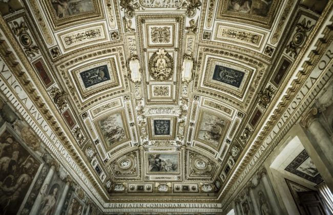 Lungotevere Castello, Italy - GPS 41.902923, 12.466497 - Panasonic GH4 + Olympus M.Zuiko ED 9-18mm 4.0-5.6 - 18mm - 1/30 - f/4.0 - ISO1600