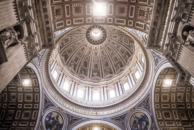 St. Peter's Basilica, Italy - GPS 41.902178, 12.454737 - Panasonic Lumix DMC-GH4 + Panasonic Lumix G Vario 12-35mm/2,8 OIS - 24mm - 1/30 - f/2.8 - ISO3200
