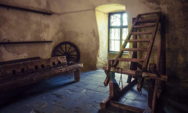 Oravský Podzámok, Slovakia - GPS 49.261947, 19.358770 - Sony RX100 IV + ZEISS Vario-Sonnar T*, 8,8-25,7mm F1,8-2,8 - 25mm - 1/50 - f/3.5 - ISO5000