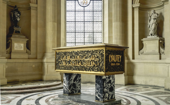 Invalides, France - GPS 48.855023, 2.312483 - Sony A7III + SONY FE 24-105mm, F4 G OSS - 37mm - 1/125 - f/4.0 - ISO2000