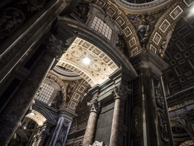 St. Peter's Basilica, Italy - GPS 41.902178, 12.454737 - Panasonic Lumix DMC-GH4 + Panasonic Lumix G Vario 12-35mm/2,8 OIS - 24mm - 1/25 - f/2.8 - ISO3200