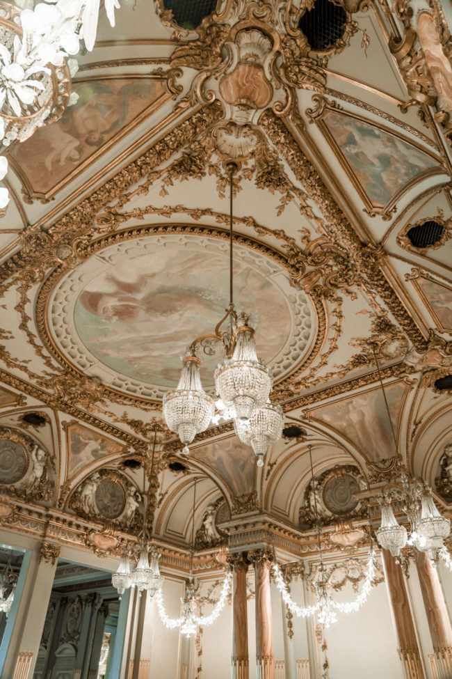 Paris 10 Ancien - Quartier Faubo, France - GPS 48.860172, 2.325702 - Sony A7III + SONY FE 24-105mm, F4 G OSS - 24mm - 1/80 - f/4.0 - ISO2000