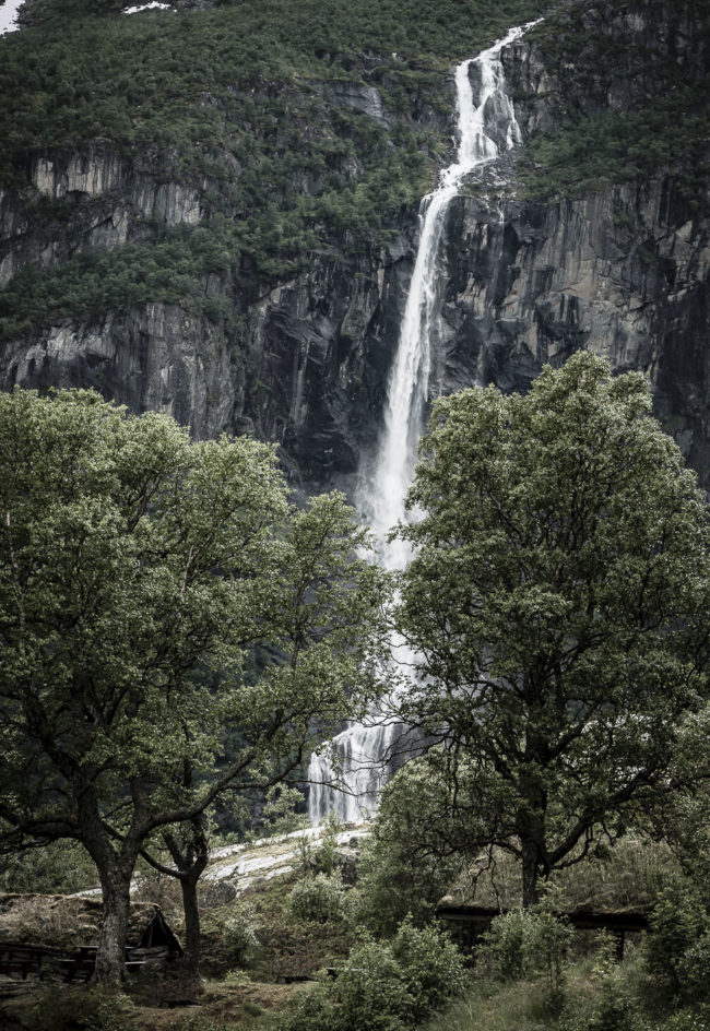 Briksdalsbre, Norway - GPS 61.657138, 6.849833 - Panasonic GH4 + Panasonic Lumix G X VARIO 35-100mm f/2.8 Power OIS - 128mm - 1/50 - f/4.5 - ISO100