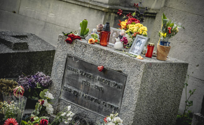 Père Lachaise, Grave Of Jim Morrison (The Doors), France - GPS 48.859330, 2.393797 - Sony A7III + SONY FE 24-105mm, F4 G OSS - 105mm - 1/60 - f/5.0 - ISO100