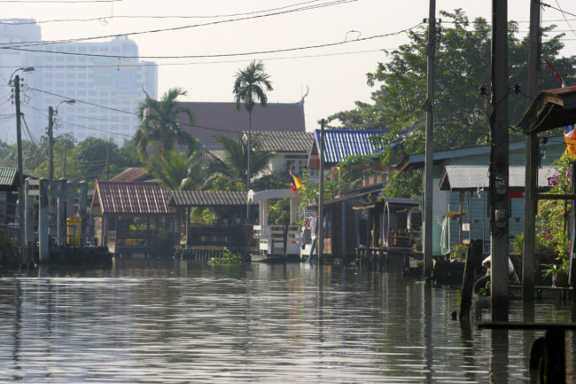 Khaosan, Thailand - GPS 13.761792, 100.490865 - Canon EOS 20D + Canon EF-S 17-85mm f/4-5.6 IS USM -  - 0/1 - f/8.0 - ISO100