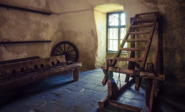 Oravský Podzámok, Slovakia - GPS 49.261947, 19.358770 - SONY DSC-RX100 IV + 27-70mm F1.8-2.8 - 25mm - 1/50 - f/3.5 - ISO5000