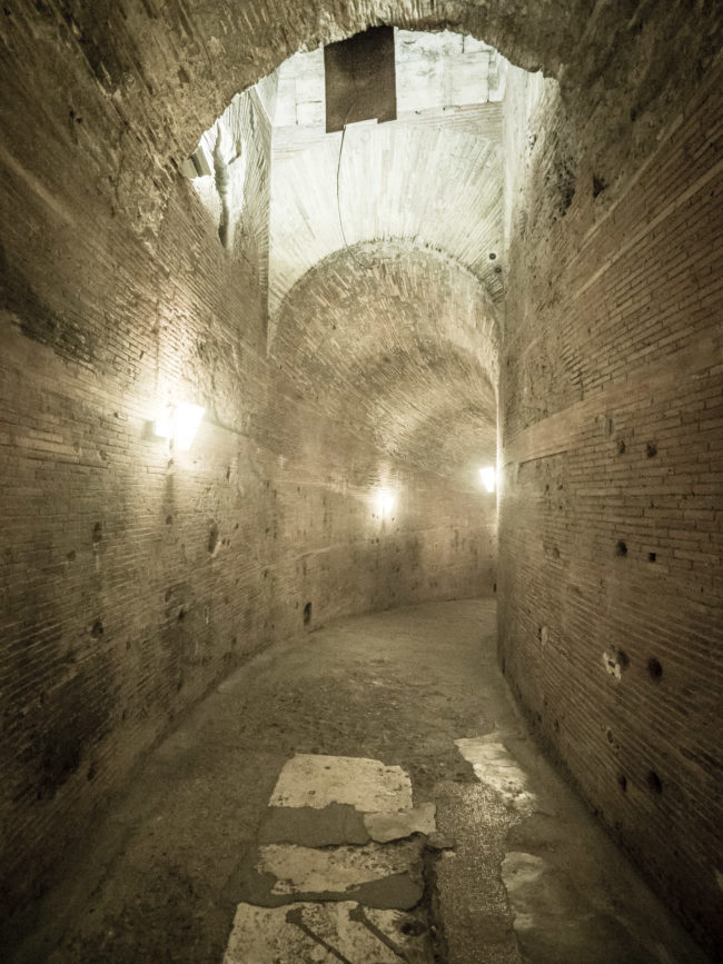 Ponte, Italy - GPS 41.902983, 12.466305 - Panasonic GH4 + Olympus M.Zuiko ED 9-18mm 4.0-5.6 - 18mm - 1/20 - f/4.0 - ISO1600