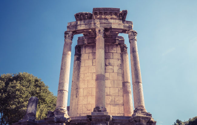 Campitelli, Italy - GPS 41.891737, 12.486118 - Panasonic GH4 + Panasonic Lumix G Vario 12-35mm/2,8 OIS - 36mm - 1/80 - f/9.0 - ISO200