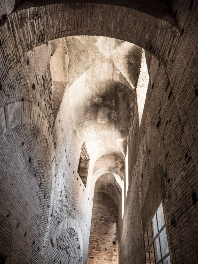 Campitelli, Italy - GPS 41.891333, 12.486078 - Panasonic GH4 + Panasonic Lumix G Vario 12-35mm/2,8 OIS - 24mm - 1/13 - f/2.8 - ISO800