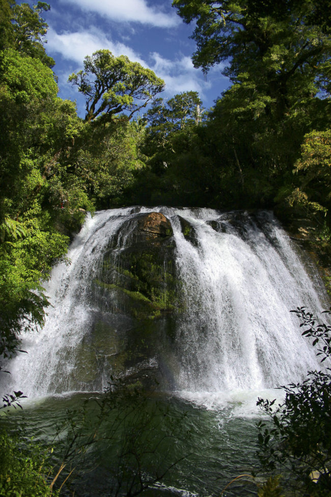 Waikaremoana, New Zealand - GPS -38.742980, 177.161740 - Canon EOS 20D + Canon EF-S 17-85mm f/4-5.6 IS USM -  - 1/100 - f/8.0 - ISO100