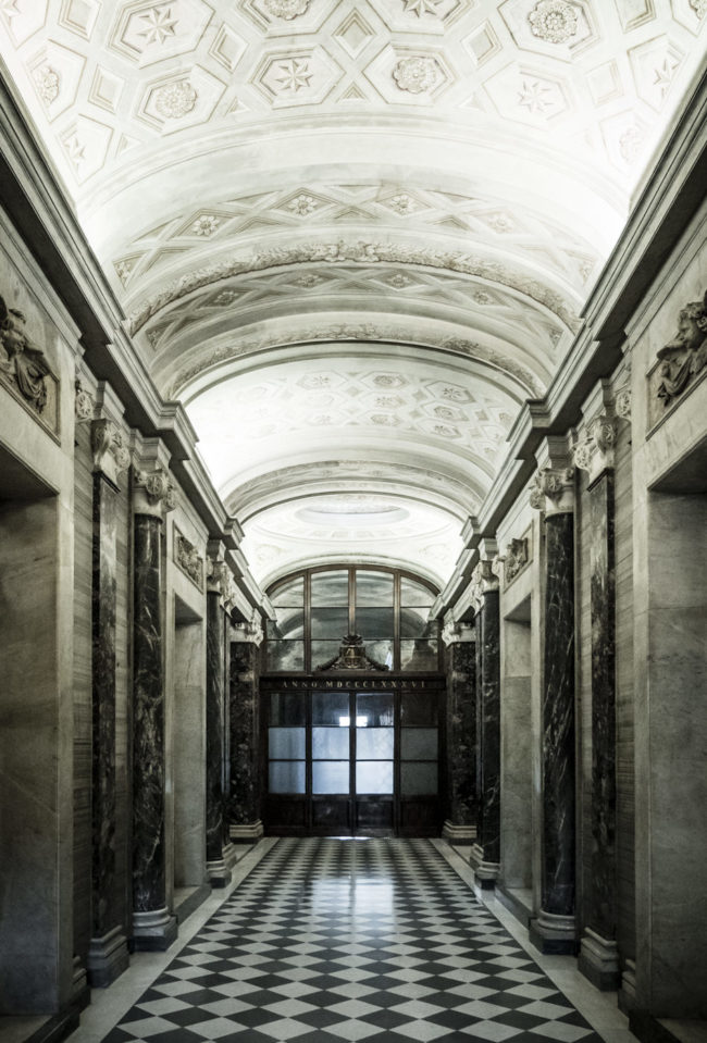 St. Peter's Basilica, Italy - GPS 41.902178, 12.454737 - Panasonic Lumix DMC-GH4 + Panasonic Lumix G Vario 12-35mm/2,8 OIS - 24mm - 1/25 - f/2.8 - ISO3200