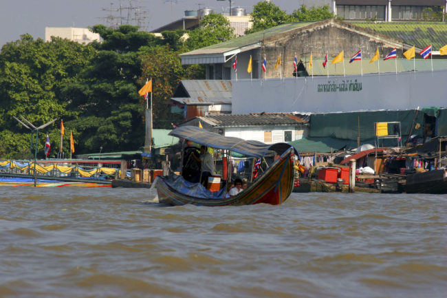 Khaosan, Thailand - GPS 13.761792, 100.490865 - Canon EOS 20D + Canon EF-S 17-85mm f/4-5.6 IS USM -  - 0/1 - f/8.0 - ISO100