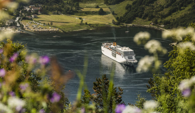 Geiranger, Norway - GPS 62.127128, 7.178312 - Panasonic GH4 + Panasonic Lumix G X VARIO 35-100mm f/2.8 Power OIS - 200mm - 1/125 - f/7.1 - ISO100