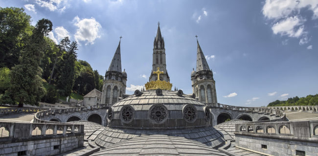 Lourdes, France - GPS 43.097523, -0.057295 - Canon EOS 7D + Sigma 17-50mm, F2,8 EX DC OS HSM -  - 1/125 - f/1.0 - ISO100