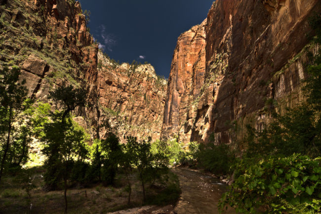 Zion Lodge, United States - GPS 37.284400, -112.941642 - Canon EOS 7D + Tokina AF 11-16mm f/2.8 AT-X Pro DX -  - 1/160 - f/8.0 - ISO100